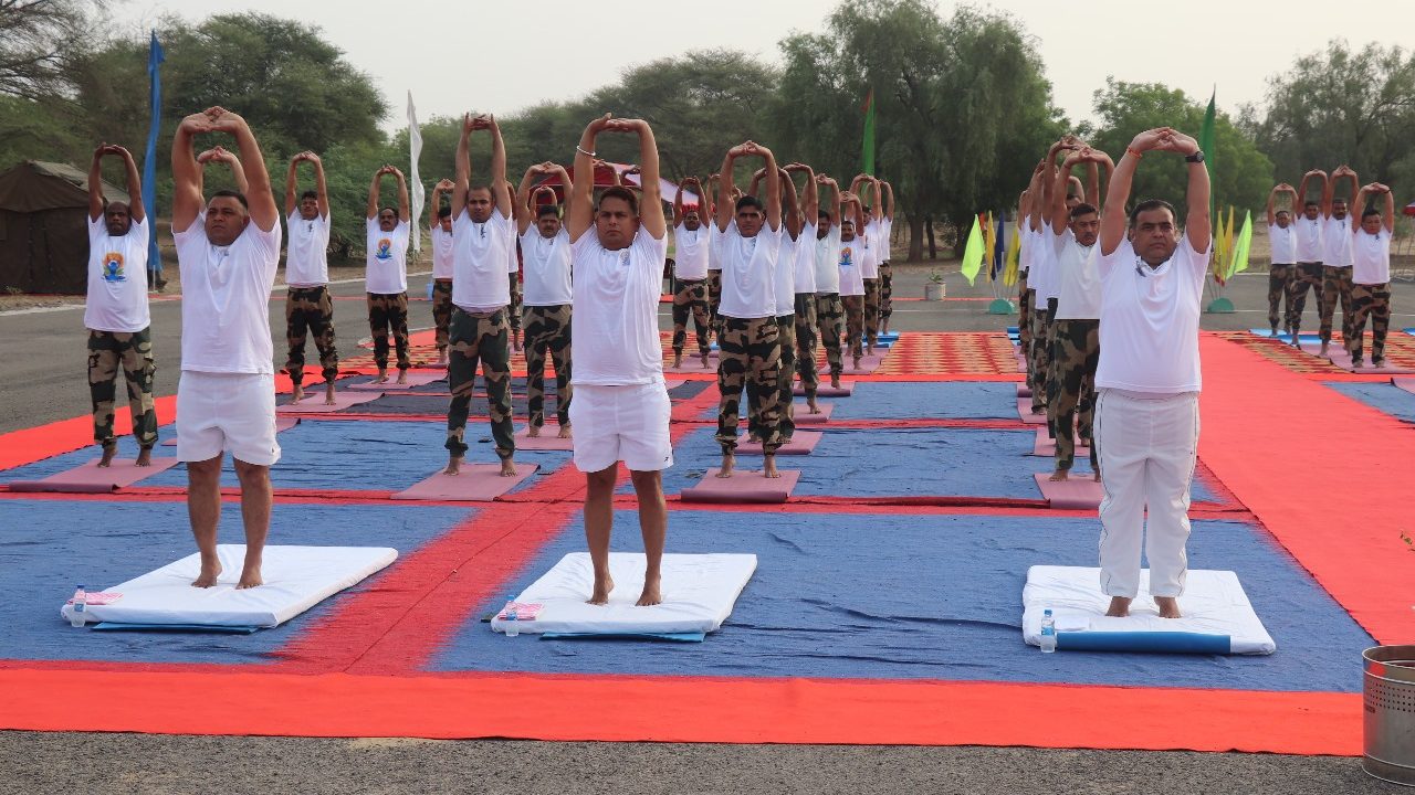 सीमा सुरक्षा बल की 96वीं वाहिनी खाजूवाला में उत्साहपूर्वक मनाया गया 11वां अंतरराष्ट्रीय योग दिवस