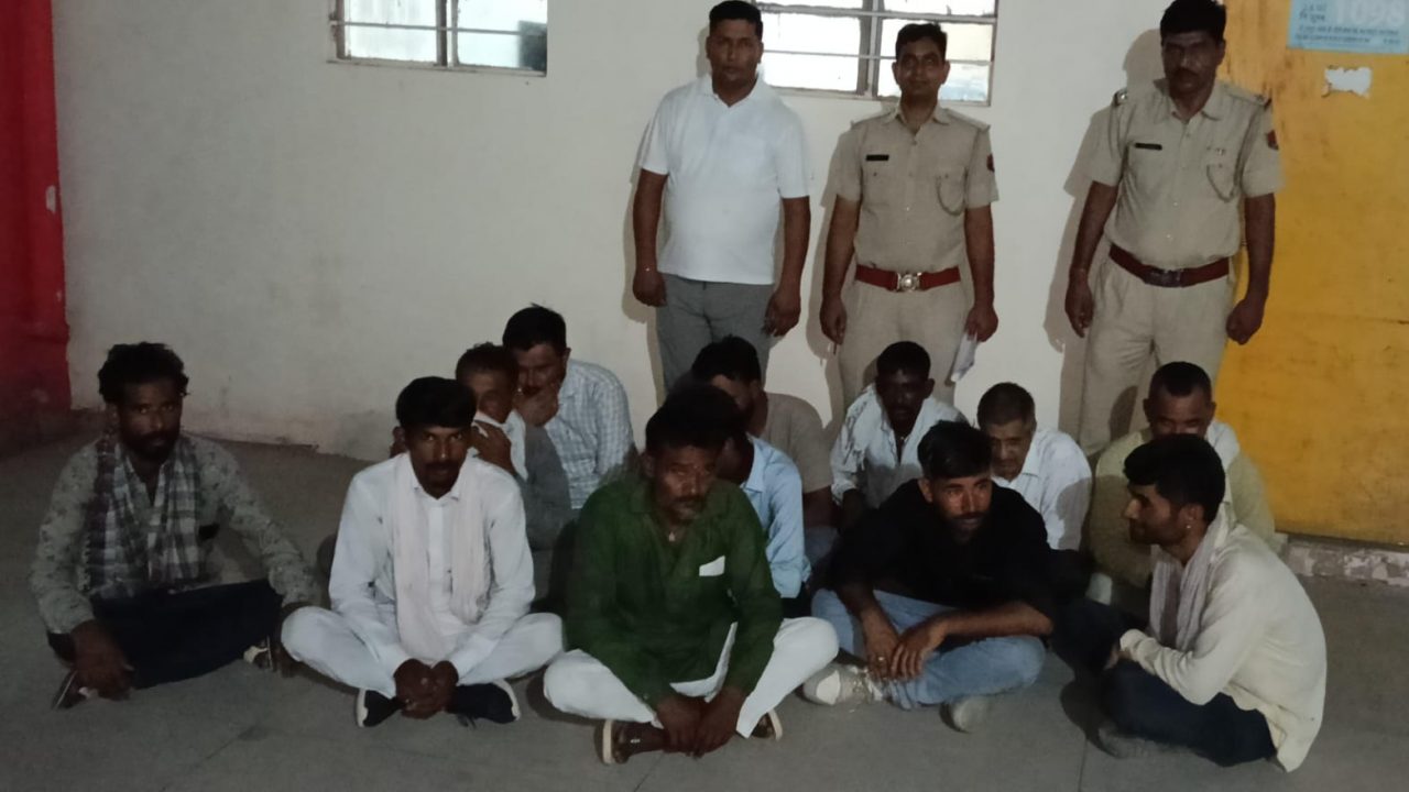 खाजूवाला:सट्टा पर्ची खाईवाली करते 13 लोग दबोचे, 17 हजार 890 रुपए नकद बरामद