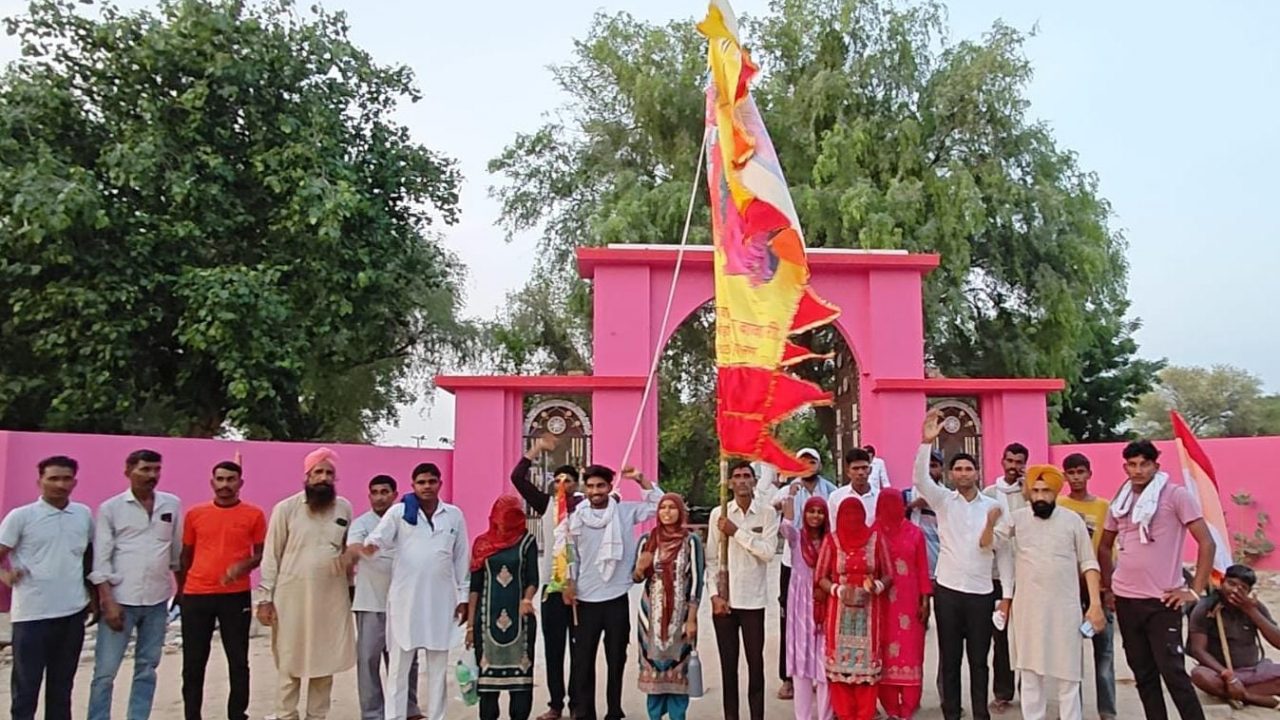 खाजूवाला:ग्राम 16, 20 बीडी से श्री हरि बाबा रामदेव पैदल यात्री संघ ध्वज यात्रा पर रवाना