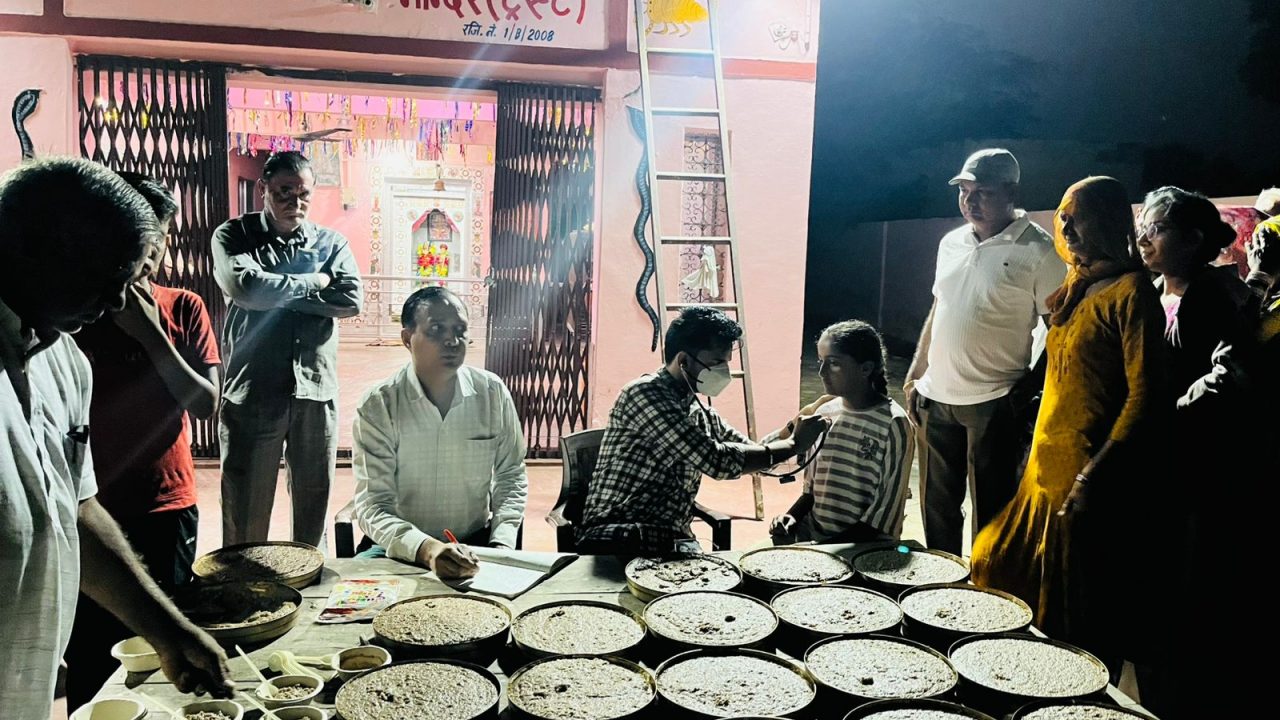 खाजूवाला:शरद पूर्णिमा पर औषधियुक्त खीर वितरण शिविर