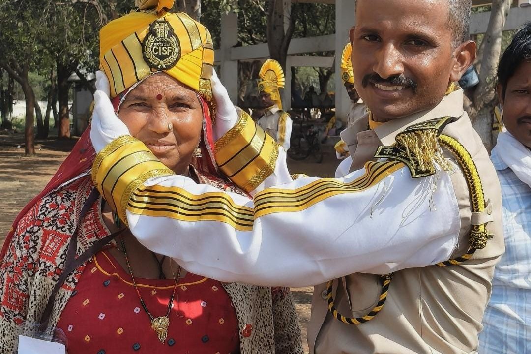 आर्थिक तंगी के बावजूद नहीं छोड़ी उम्मीद: सुखदेव नायक CISF में चयनित, मां को अपनी सर्विस केप पहनाकर मनाया जश्न